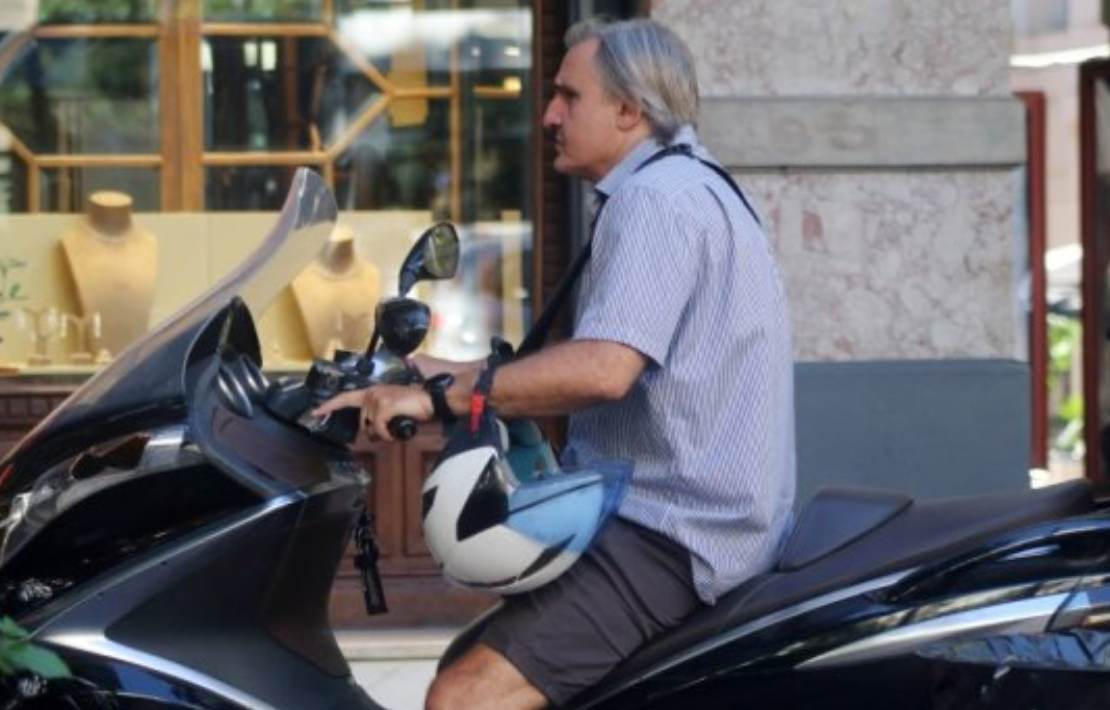 Με σπασμένο πόδι σε σοβαρό τροχαίο ο Άκης Σακελλαρίου |  Ήταν με τη μηχανή όταν τον παρέσυρε λεωφορείο - «Ο οδηγός δεν με είδε καν» 